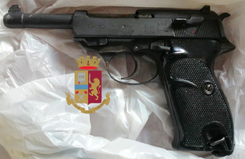 Napoli, la polizia sequestra una pistola a Fuorigrotta