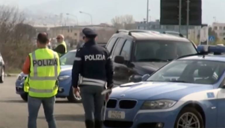 Castel Volturno, travolto e ucciso da auto pirata: è caccia ai fuggitivi