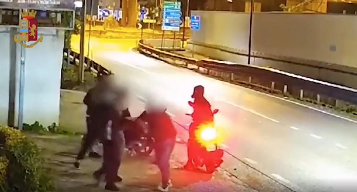 Napoli, rapinarono il rider con uno scooter rubato. IL VIDEO