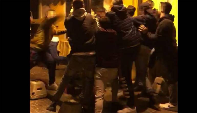 Botte in piazza tra due gruppi di migranti: fermati dai carabinieri dopo la rissa