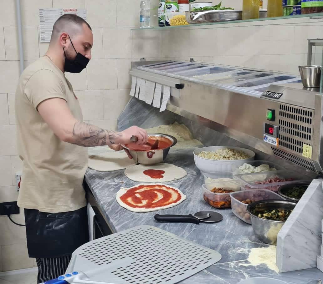 Apre una pizzeria in ‘zona rossa’, imprenditore sfida la crisi