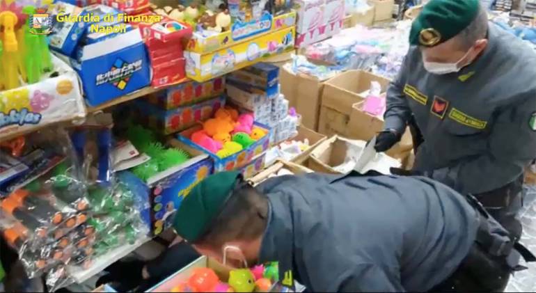 Napoli, sequestrate migliaia di false mascherine griffate