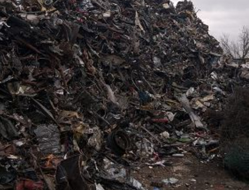Montagna di rifiuti scoperta alla periferia di Caivano