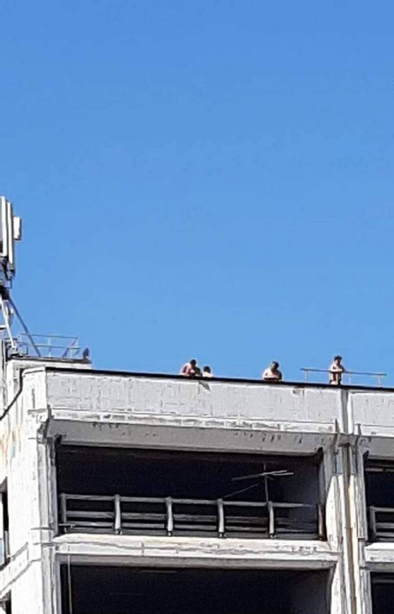 Napoli, solarium sul parcheggio Brin: la denuncia dei cittadini