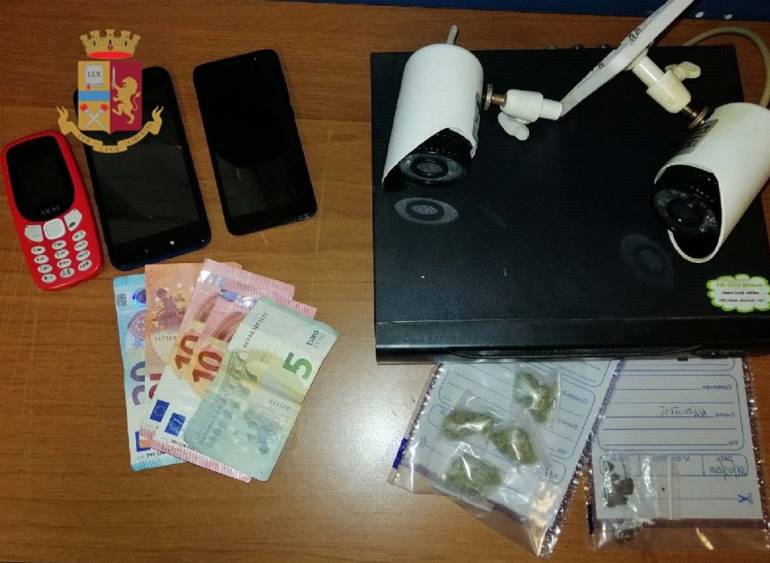 Napoli, sorpreso a spacciare a Secondigliano: arrestato 19enne