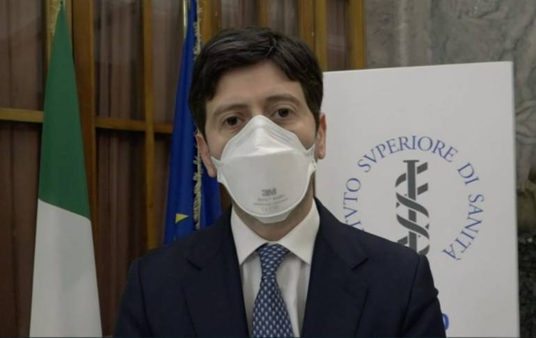 Covid, Speranza: ‘Terza dose obbligatoria per i medici, ora dobbiamo correre’
