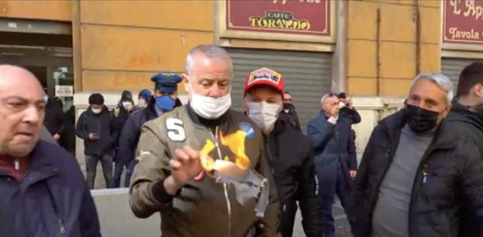 Napoli, i tassisti bruciano copia delle licenze davanti alla Regione
