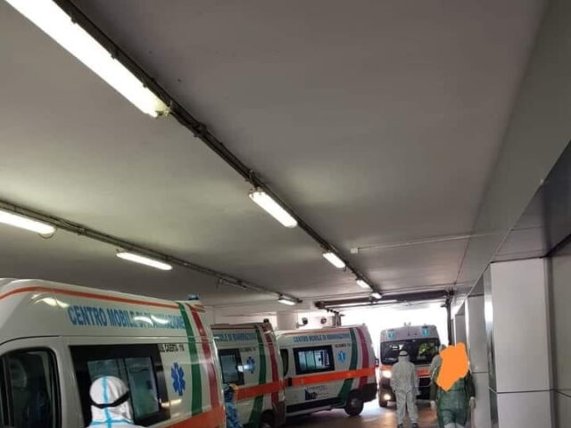 Terza ondata: ambulanze in fila a Caserta