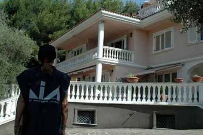 Ruspe nella villa hollywoodiana del boss Salvatore Belforte, demolita la piscina abusiva
