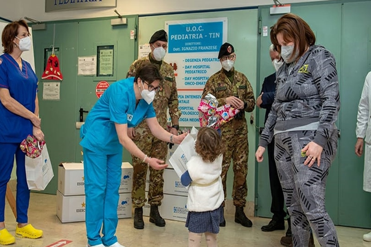 Il battaglione Vulture regala uova pasquali ai bimbi in ospedale a Nocera