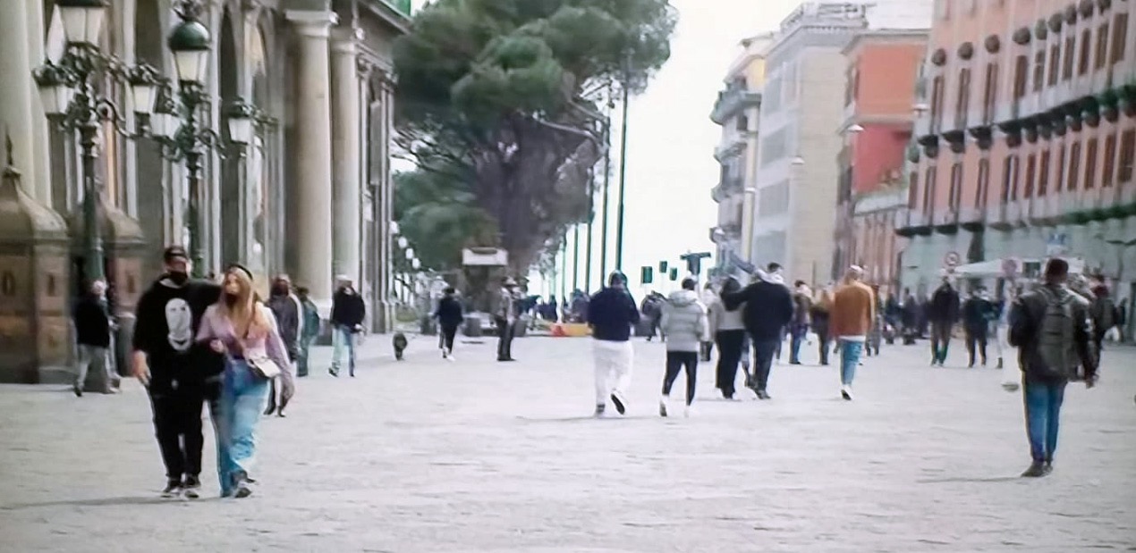 Napoli, parte la zona rossa: poca gente in strada e niente traffico