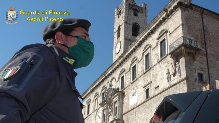Vendevano false polizze online e percepivano anche il Reddito di cittadinanza