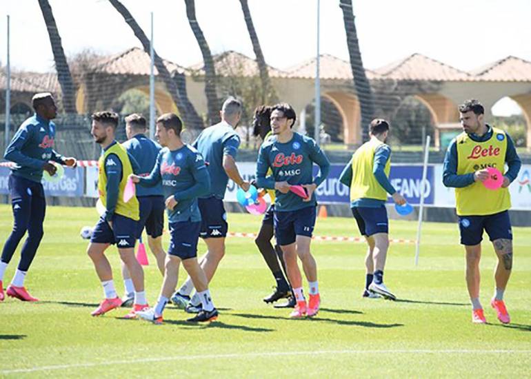 Napoli, calciatori tutti negativi ai tamponi effettuati. Gli auguri a De Rossi