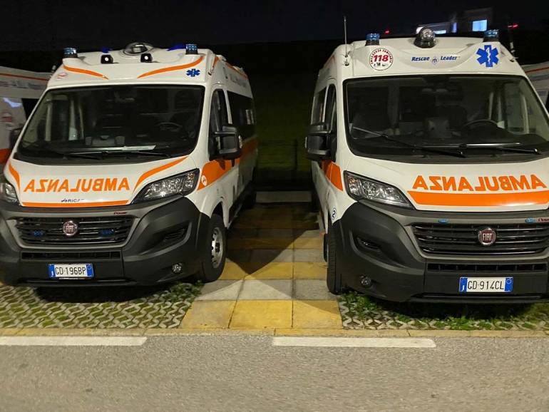 Napoli, servizio 118 e ambulanze ferme nel parcheggio dell’Ospedale del Mare
