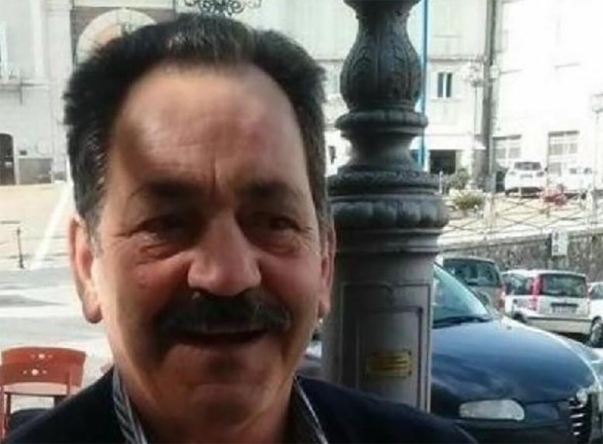 Esce di strada con il furgone: si schianta e muore