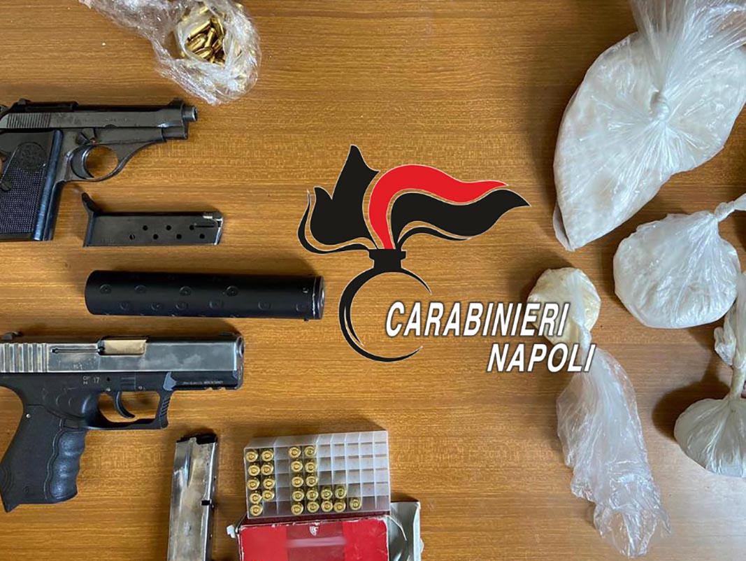 Napoli, pistole nelle cassette anti incendio di un condominio a Scampia