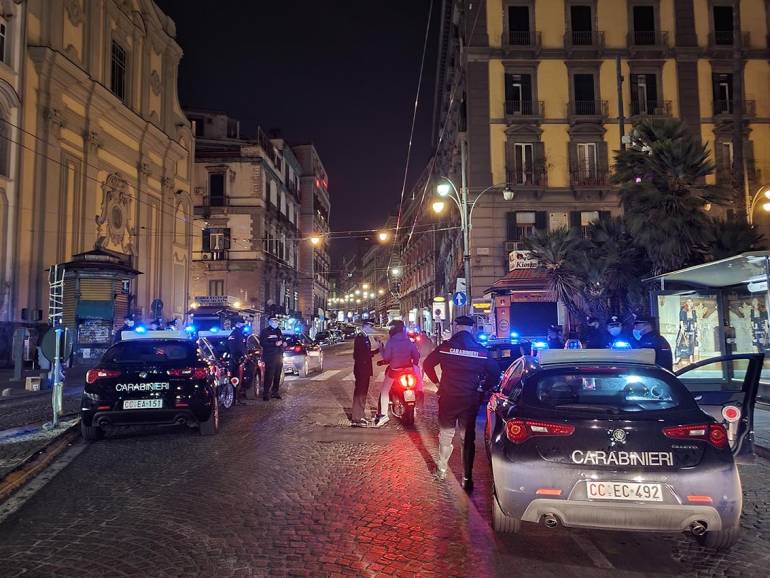 Napoli. In 200 a piazza Dante: arrivano i carabinieri e disperdono tutti