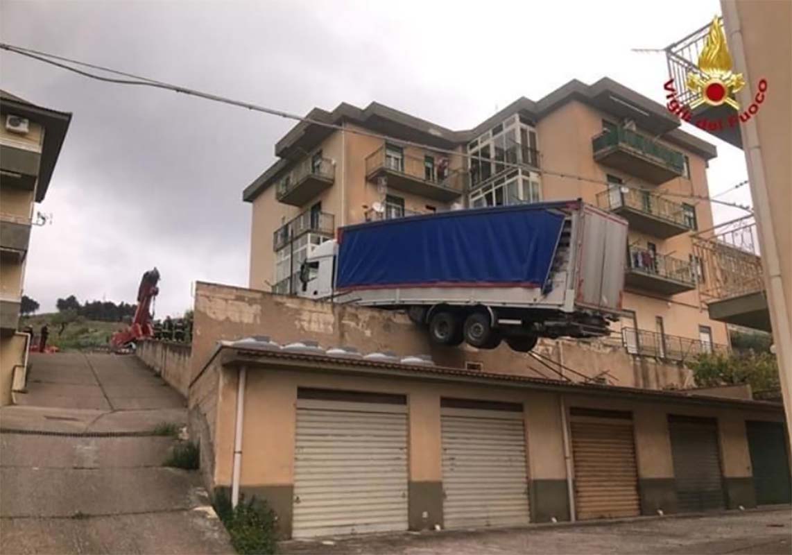 Camion in bilico sul tetto: la foto virale sul web