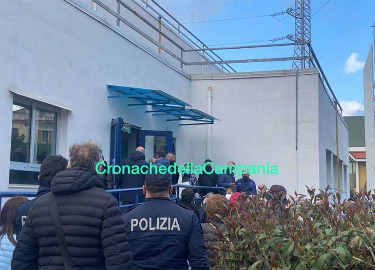 Castellammare, mancano le dosi, la gente protesta: arriva la polizia