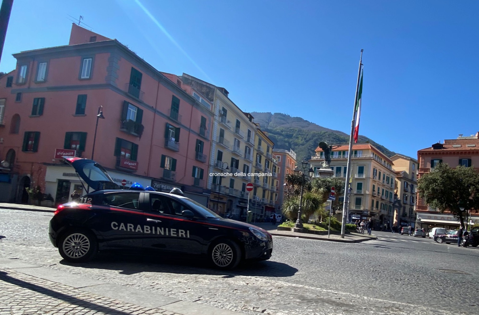 Castellammare, vede i carabinieri e ingerisce la droga: arrestato