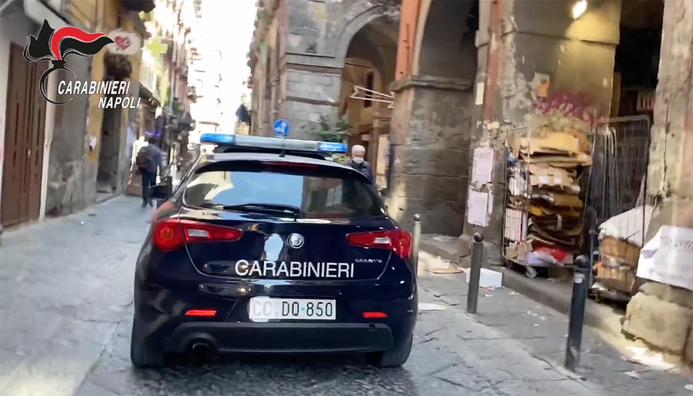 Napoli, violenza sessuale su una turista: arrestato gestore di una “spritzeria” dei Decumani