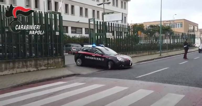 irrompe in casa della compagna