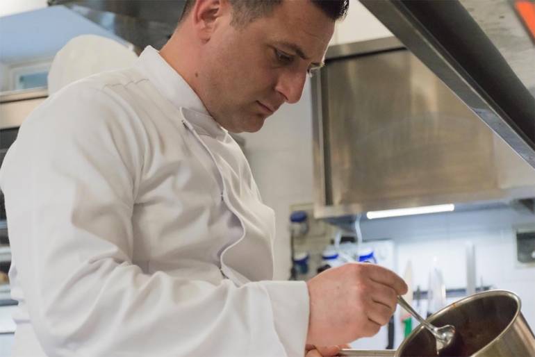 Chef stellati e vip ai fornelli delle mense sociali napoletane