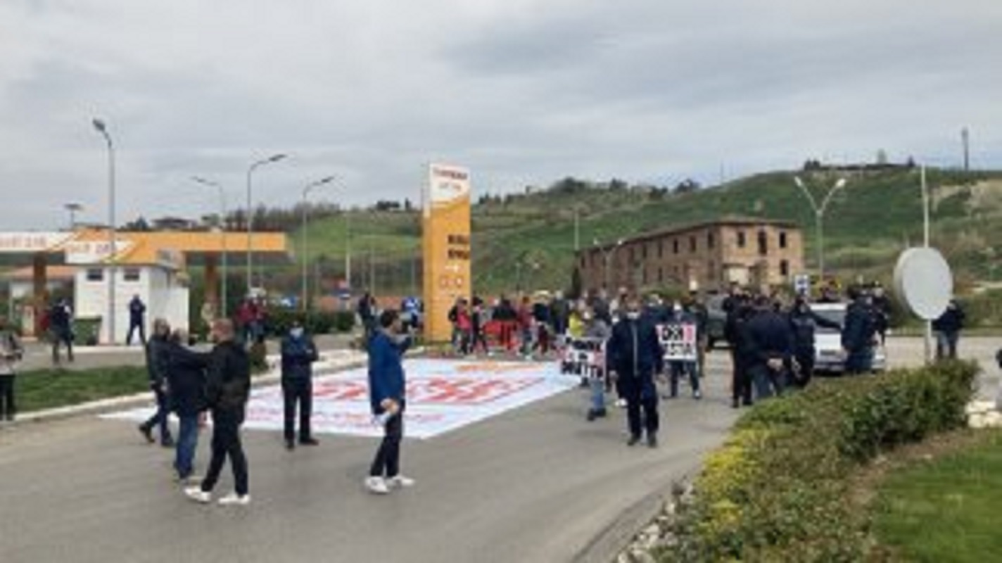 Commercianti e ristoratori di Benevento bloccano la Statale Appia