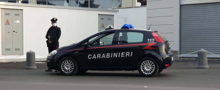 Volla, sorpresi a rubare nel parcheggio di un centro commerciale: arrestati in due