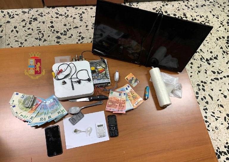 Napoli, coppia spacciava in casa al Rione Traiano: in manette