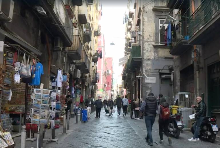 Napoli, arrestato lo scippatore seriale che colpiva i turisti ai Decumani