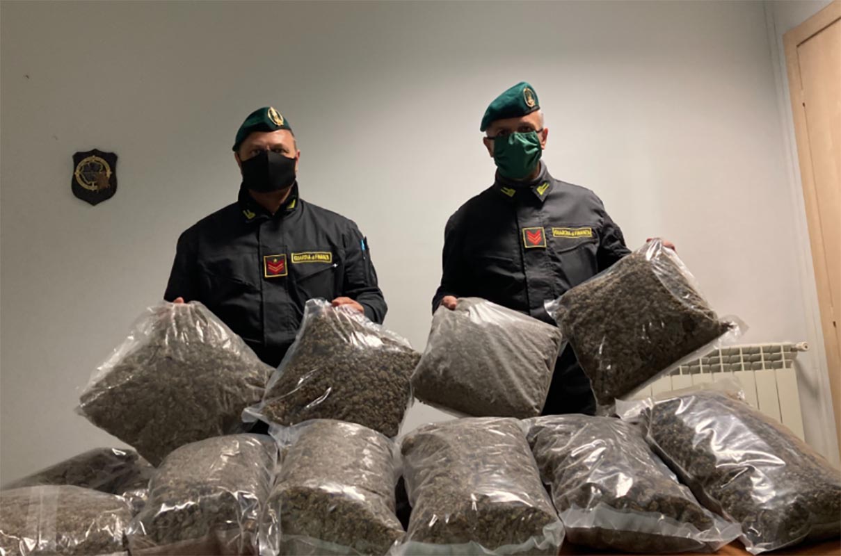 Produceva illegalmente marijuana: sequestrati 300 chilogrammi