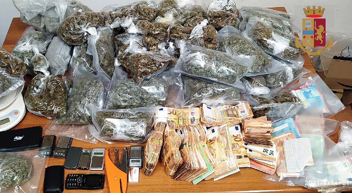 Napoli, blitz anti droga a San Giovanni: sequestrati 4 kg di droga e 87.350 euro