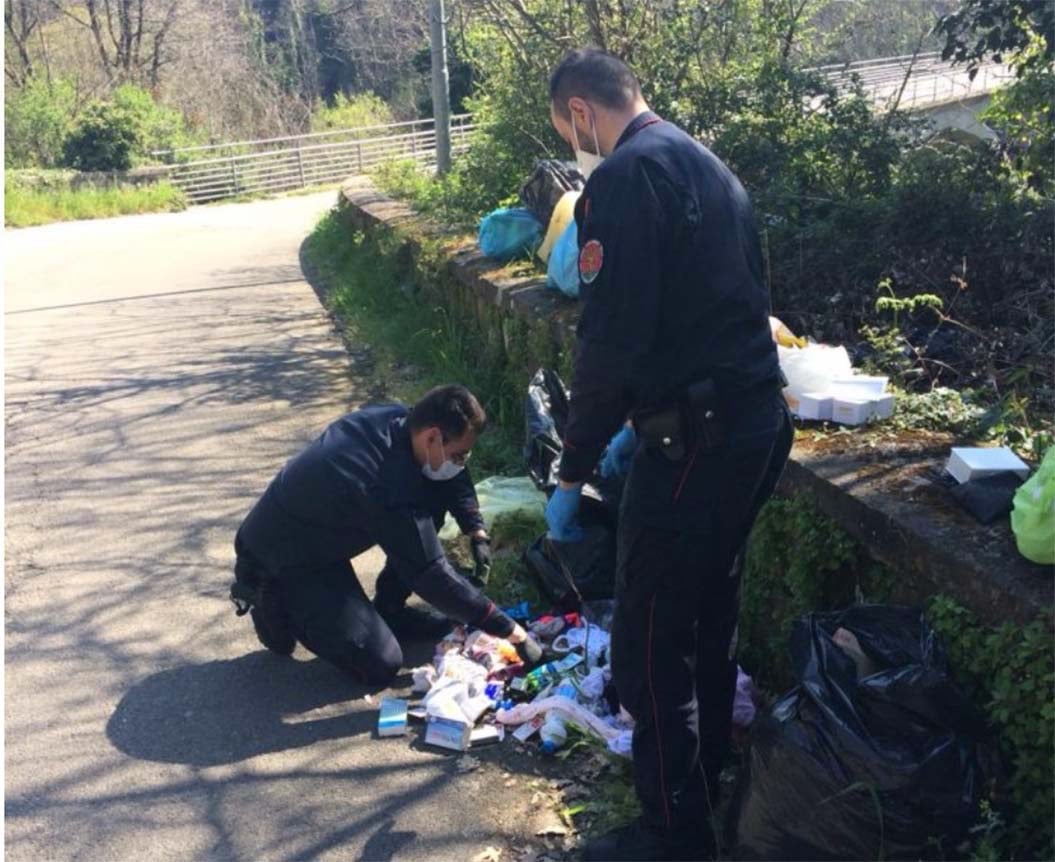 Abbandonano enormi sacchi di rifiuti in strada mischiati con documenti sensibili