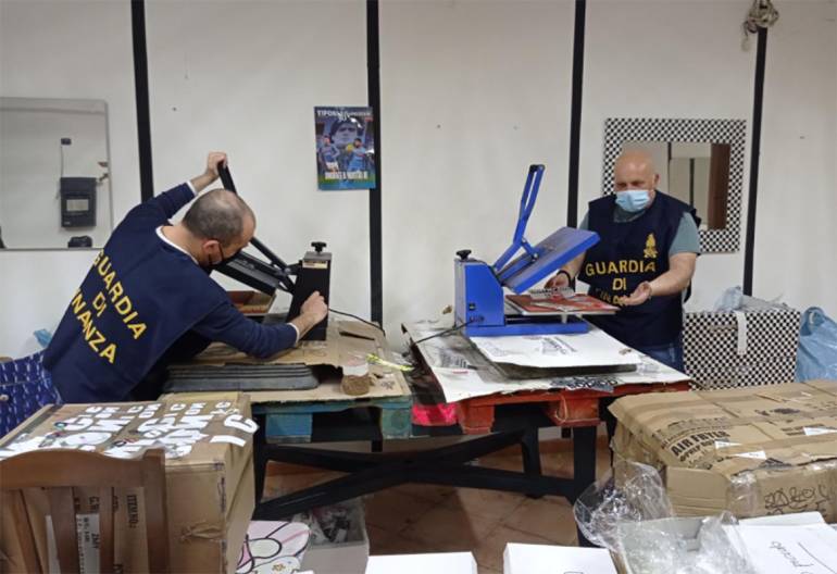 Fabbrica di griffe false scoperta a Casoria