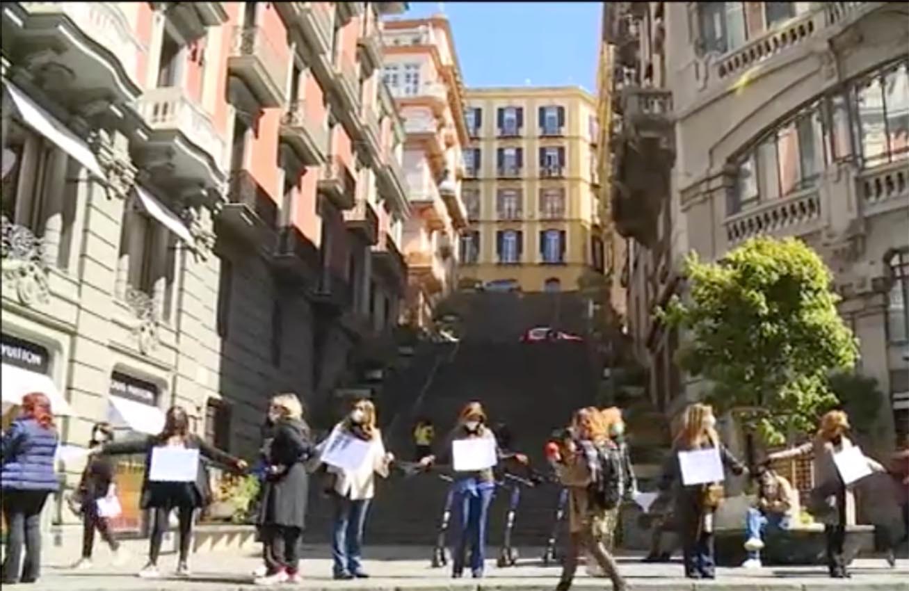 A Napoli ‘flash mob della mutanda’ per riaprire tutti