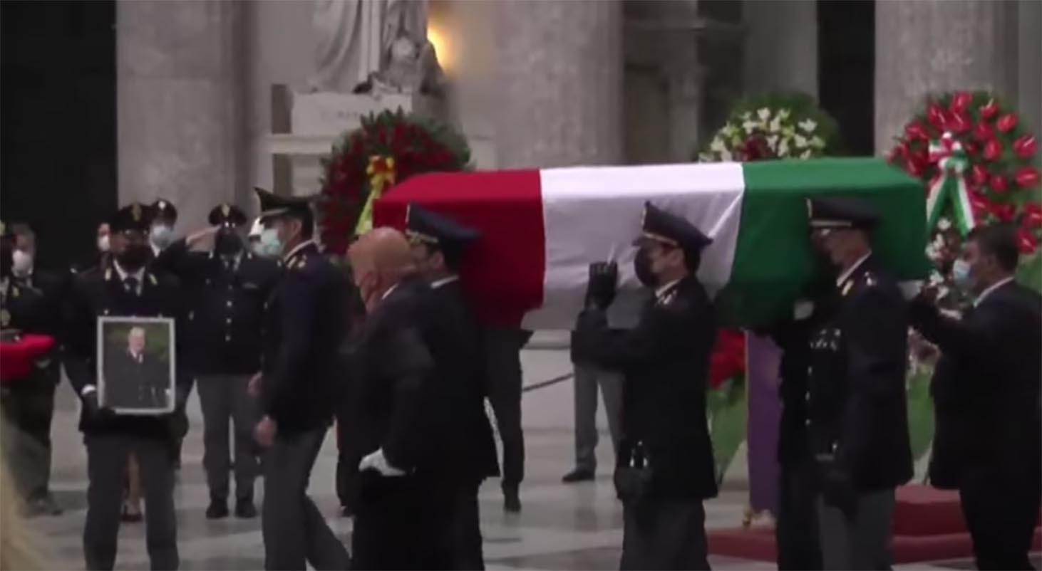 Napoli, il capo della polizia ai funerali dell’agente morto