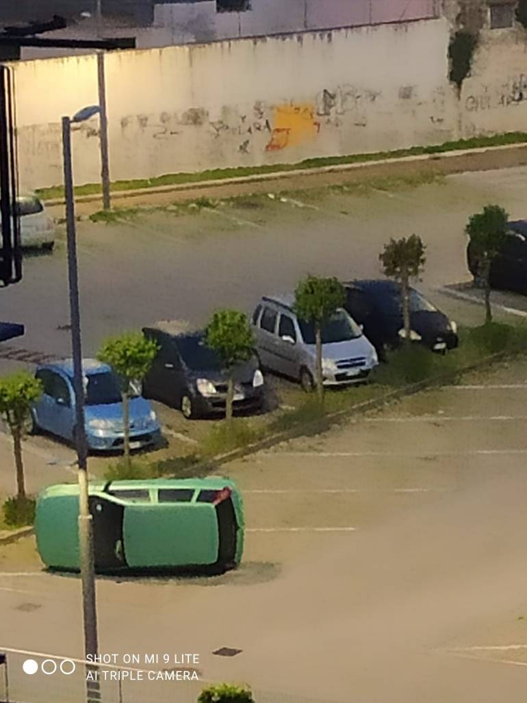 Furti di marmitte, auto ribaltate a Casalnuovo