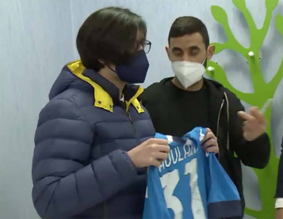 Ghoulam regala magliette autografate ai ragazzi disabili vaccinati del Policlinico