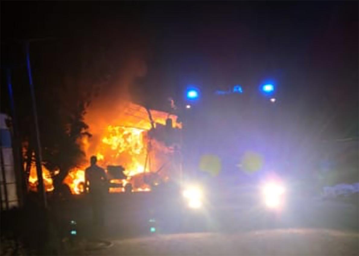 Incendio in azienda agricola, distrutto capannone di foraggio: ipotesi dolosa