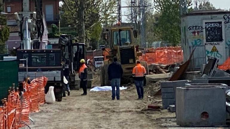 Investito da una ruspa, operaio campano muore a Rimini