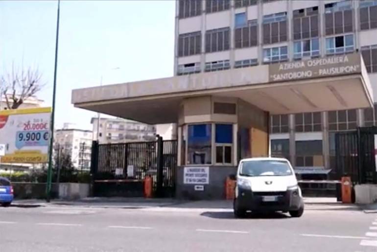 In aumento i casi covid tra i giovani a Napoli e in Campania. Santobono sold out