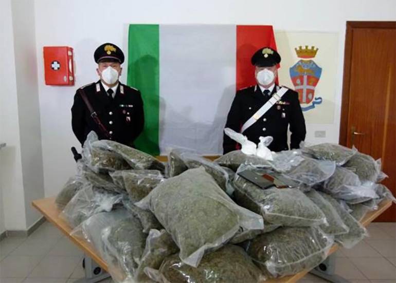 Imprenditori agricoli producevano marjuana: arrestati marito e moglie