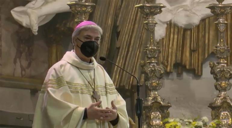 Napoli, l’arcivescovo Battaglia ai preti no No Vax: “Fate almeno i tamponi”