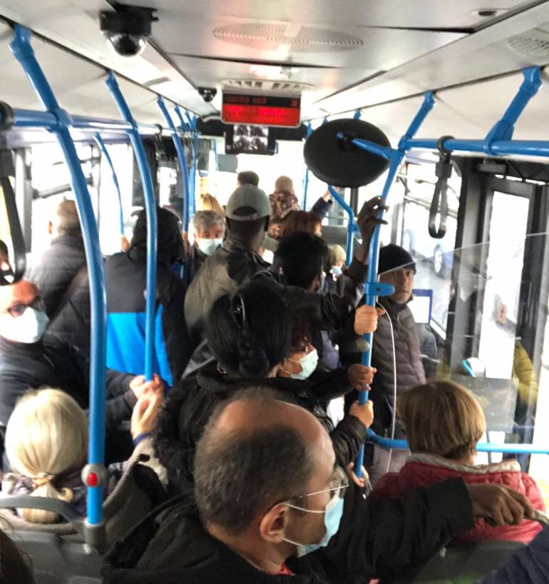 A Napoli bus e metro continuamente affollati
