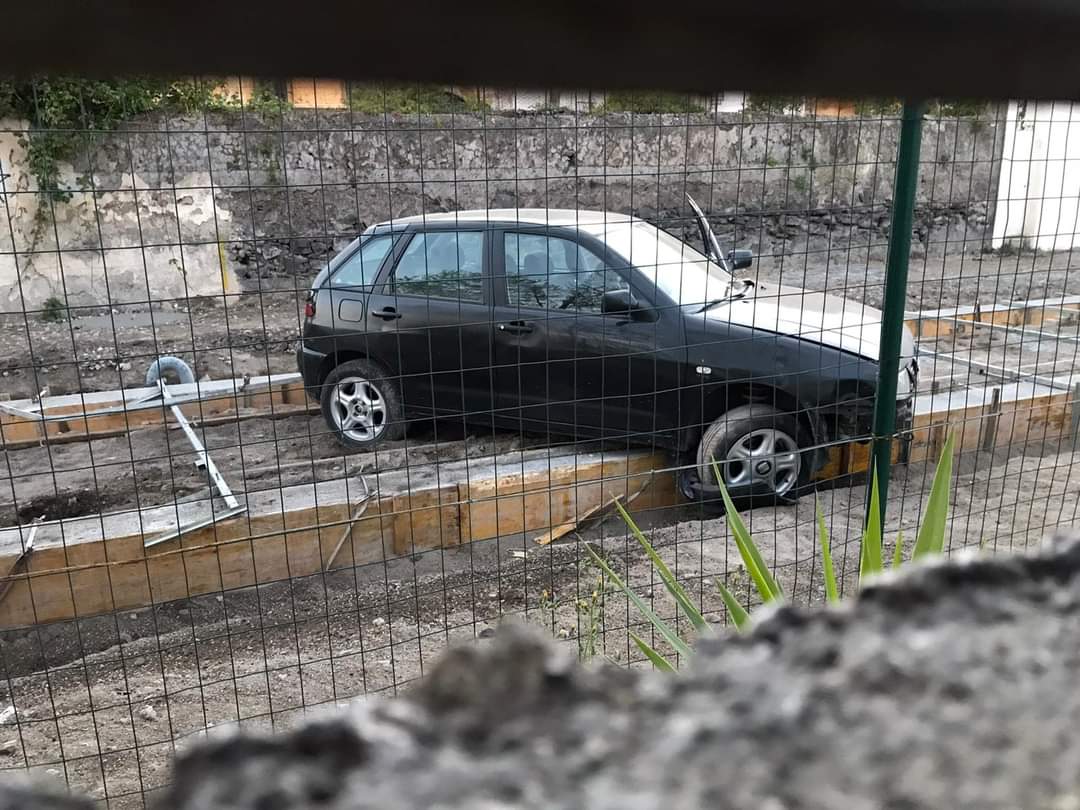 San Giuseppe Vesuviano auto sfonda la recinzione della nuova pista ciclo-pedonale