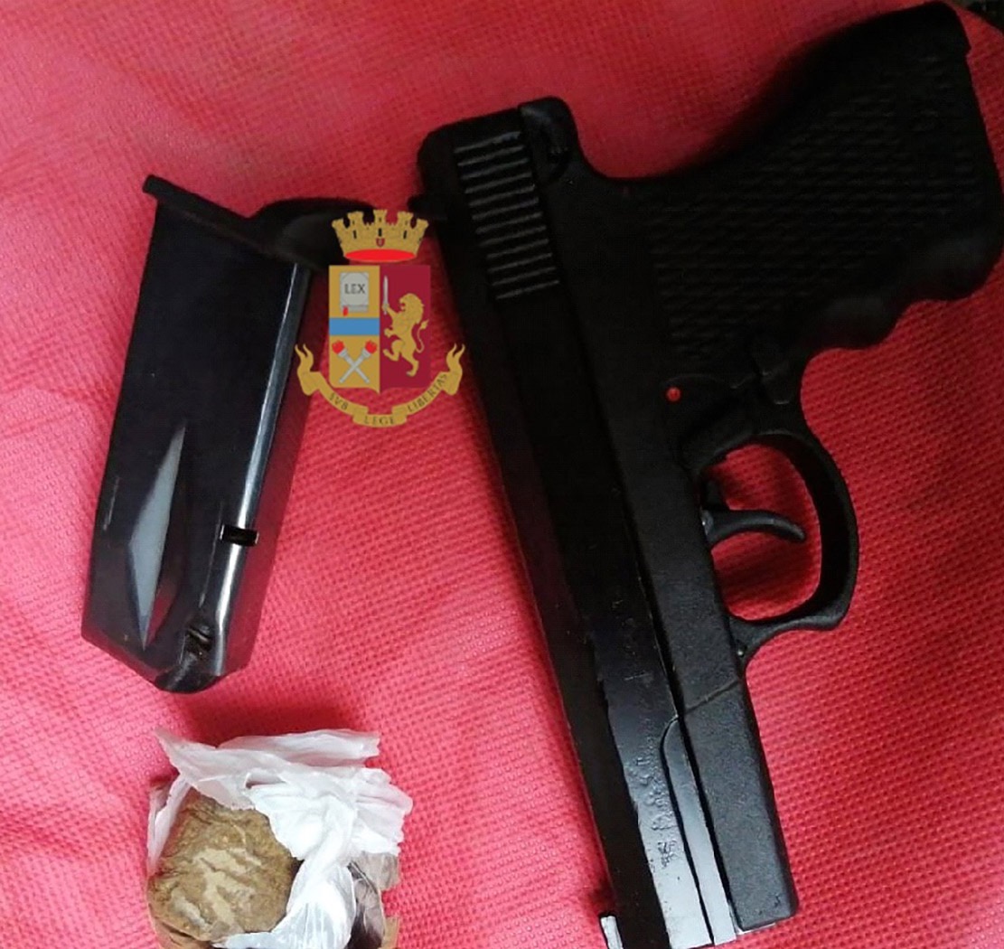 Napoli, pistola e droga sequestrate nella zona Mercato