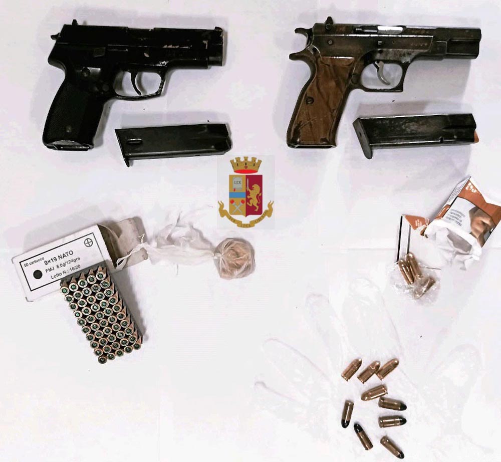 Napoli, la polizia scopre le armi della faida ai Quartieri