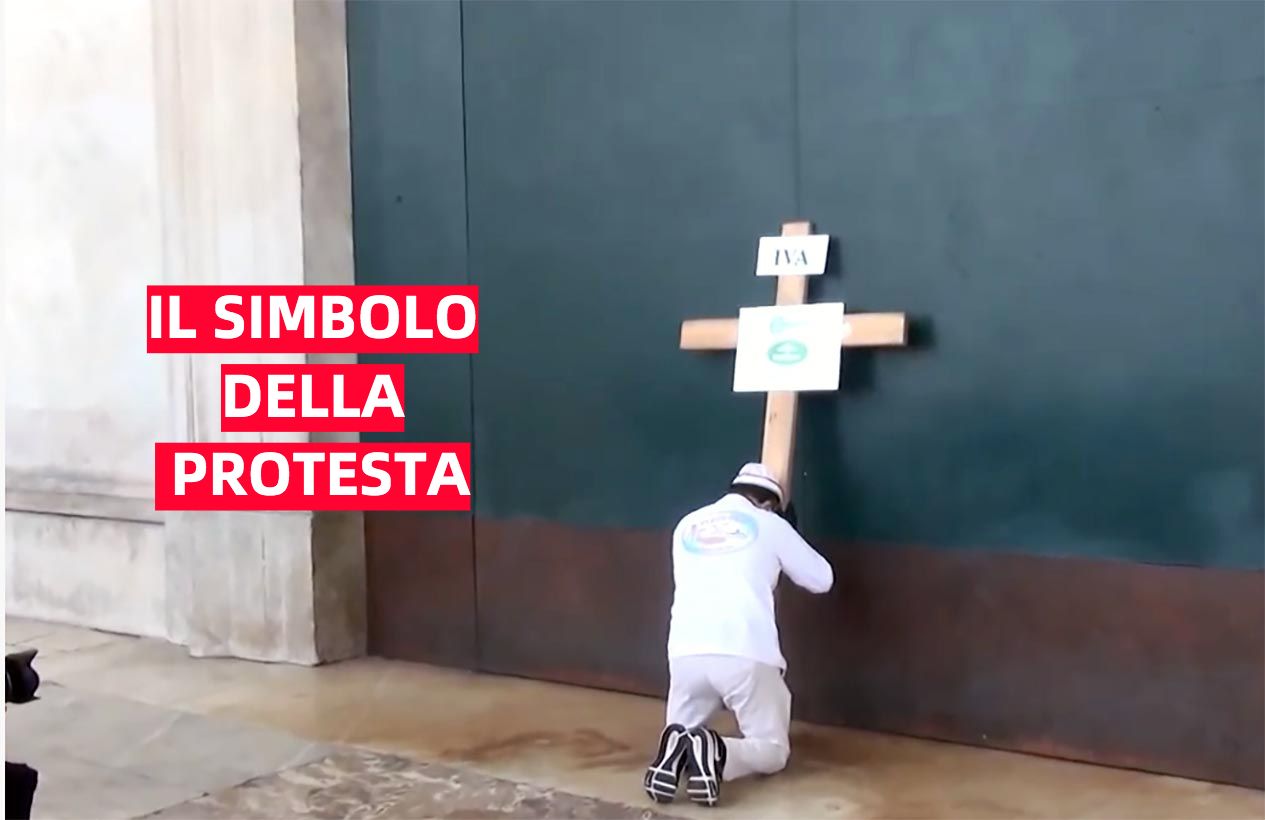 Napoli, pizzaiolo lascia una croce davanti alla chiesa