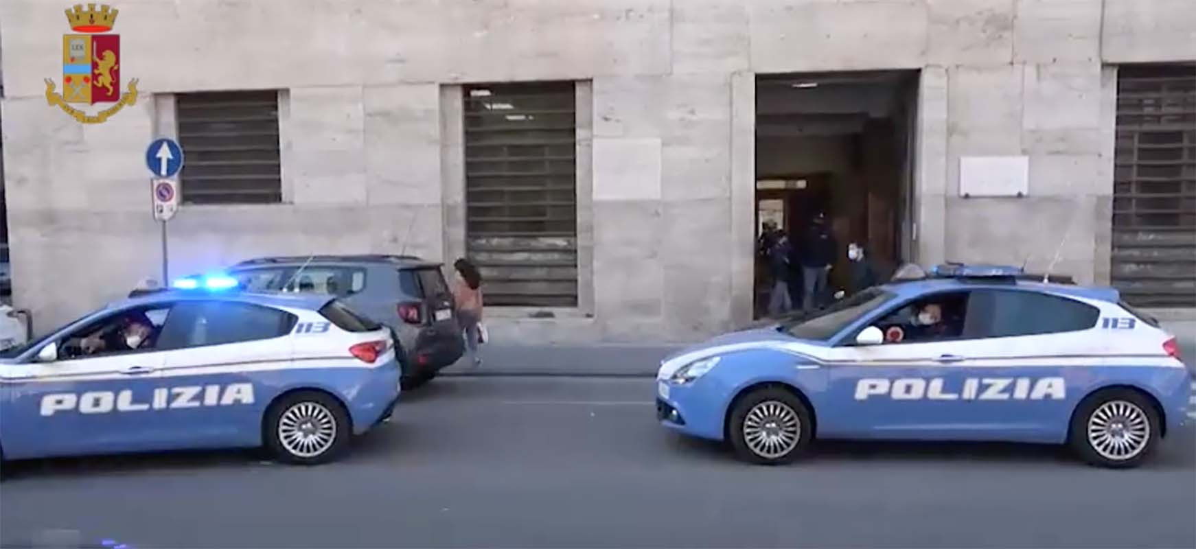 Napoli, spacciava dal balcone: arrestata dalla polizia